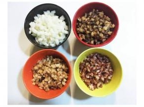 腊肠、虾皮、冬菇、沙葛切粒备用