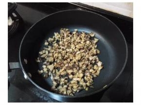 锅内热油先放入冬菇炒香