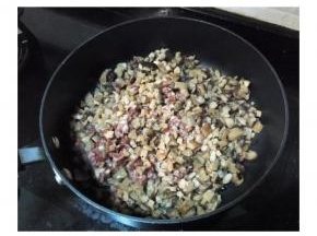 再放入腊肠翻炒