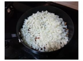 放入沙葛，放少许盐调味，炒好备用