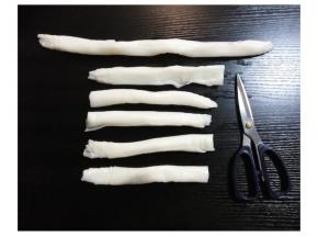 市场买现成猪肠粉，对半剪开。