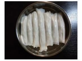 卷好后放入蒸盘依次排好