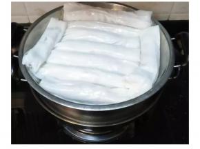 蒸锅里水烧开后放入猪肠粉蒸5分钟即可。