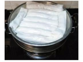 蒸锅里水烧开后放入猪肠粉蒸5分钟即可。