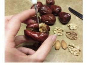 用尖锐的小工具将红枣核挑出（还是手去核方便呀=^_^=）
