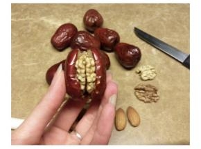 将核桃包进红枣里，可直接吃也可以放入烤箱烘烤后趁热吃。