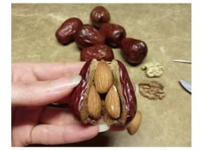 还尝试将杏仁夹入红枣里（°Д°）ъ小赞！