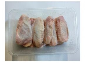 鸡翅洗净，表面扎小孔，用盐腌放冰箱一个晚上。