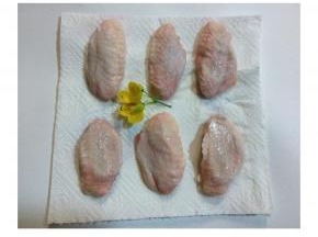 鸡翅洗干净表面的盐，用厨房纸抹干水份