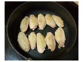 锅里放油，将鸡翅两面煎至表皮微黄，盛起备用。