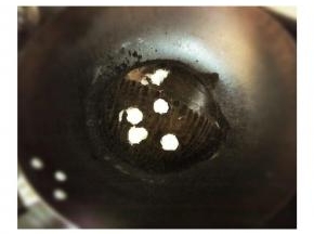 锅里热油炒姜片出味