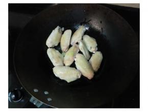 倒入鸡翅翻炒一会