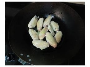 倒入鸡翅翻炒一会