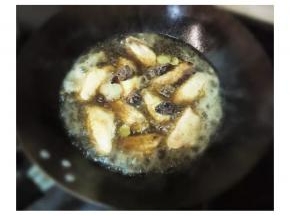 放入话梅，大火烧开后转小火焖半小时，待汁浓稠即可。