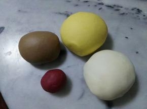 主材料拌匀，揉成光滑面团。再准备可可发面团一块，南瓜发面团一块，红曲粉发面团一块。静置十分钟后用。
