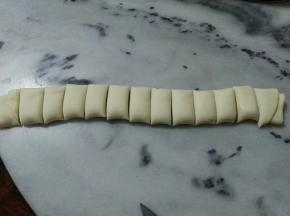 平均切成宽2厘米左右的面块，待用。