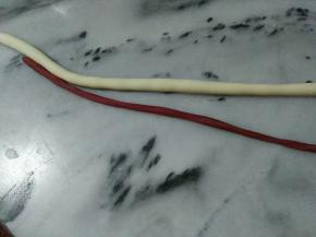 第一款：甜虾寿司
红面团和白面团搓成长条