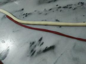 第一款：甜虾寿司
红面团和白面团搓成长条