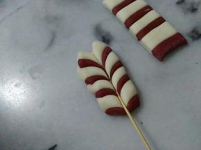 拿牙签从头一边压一边拉下来，形成花纹。
