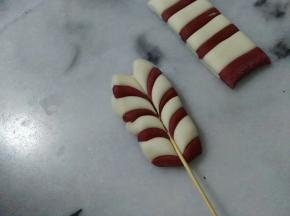 拿牙签从头一边压一边拉下来，形成花纹。