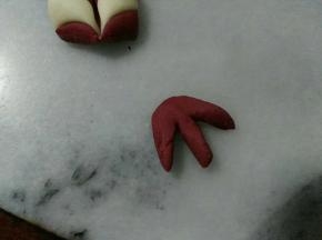 用一点点的红面团做出虾尾。