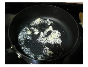 锅热油爆香蒜末