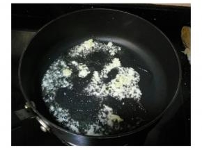 锅热油爆香蒜末