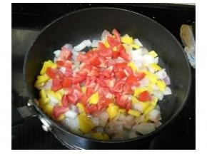 锅里再放油，放入洋蔥、黄椒和西红柿炒熟。