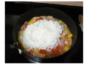 炒熟后倒入沥干水的米，炒均勻。