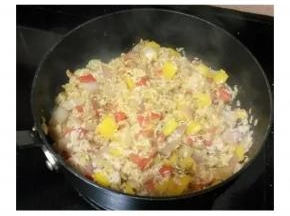 放入咖喱和蒜盐，炒均。