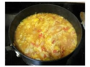 倒入海鮮汤汁和藏红花水，加入的量为刚刚没过米，盖盖焖，中火煮五分钟改小火二十分钟，中间最好不要开盖哦～



