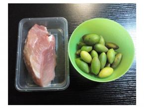 备好材料，瘦肉先用盐腌20分钟