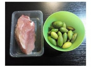 备好材料，瘦肉先用盐腌20分钟