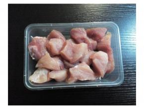 洗掉瘦肉上的盐，切小块，沙榄洗干净（可切片，更好出味）。