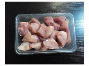 洗掉瘦肉上的盐，切小块，沙榄洗干净（可切片，更好出味）。