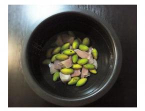 将沙榄瘦肉放入汤煲，加入合适的水，开煲1小时饮用时加少许盐调味即可。（沙榄没切片所以煲的时间加长一些，如切片煲40分钟即可）