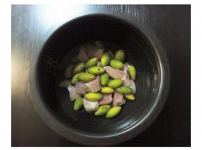 将沙榄瘦肉放入汤煲，加入合适的水，开煲1小时饮用时加少许盐调味即可。（沙榄没切片所以煲的时间加长一些，如切片煲40分钟即可）