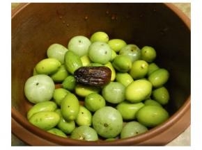 椭圆形的是沙榄（青榄）圆形的是油甘子  褐色那颗不用说也知是蜜枣啦