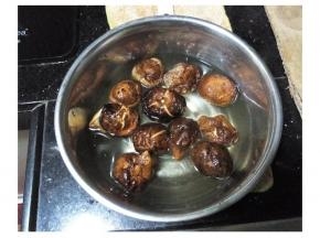 将香菇，虾皮浸泡1小时