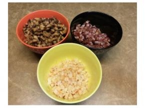 浸泡好后，香菇、虾皮、腊肠切小粒