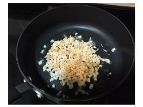 锅放油热后放虾皮炒