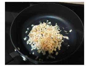 锅放油热后放虾皮炒