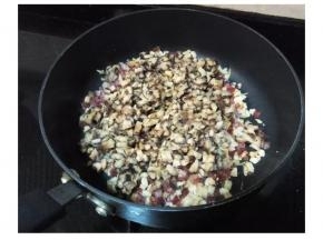 接着放香菇，腊肠炒香，可加适量盐和糖调味