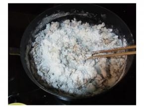 炒好后放入糯米粉，加入水（不要一次倒入，慢慢一点一点倒）
