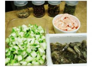 虾去头，虾身灼熟剥壳，丝瓜切粒
