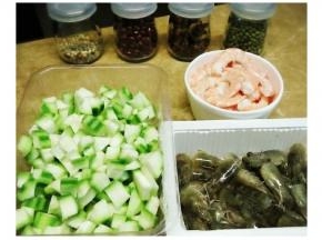 虾去头，虾身灼熟剥壳，丝瓜切粒