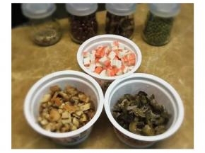 瑶柱，干菇泡水后撕碎，切粒。海参、蟹柳切粒