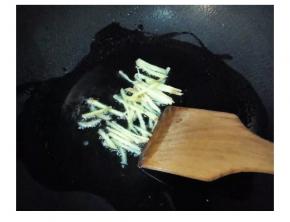 锅放油，再放姜丝炒香