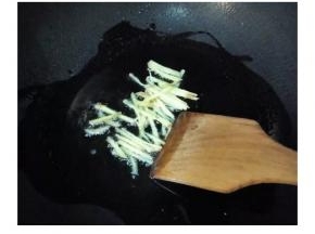 锅放油，再放姜丝炒香