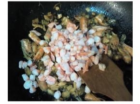 放海参、蟹柳、香菇、虾、瑶柱炒香